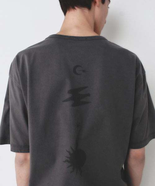 INSILENCE（インサイロンス）の「バックプリントシンボルTシャツ DIM GREY（Tシャツ/カットソー・レディース・その他・SMALL/MEDIUM/LARGE）」の5枚目の写真
