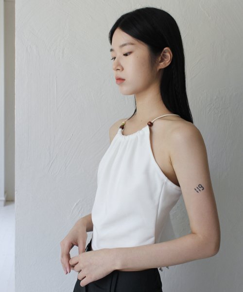 RUBATI(ルバティ)の「Halterneck Wooden Beads Top (IVORY)(Tシャツ/カットソー・レディース・その他・size2/size1)」の2枚目の写真