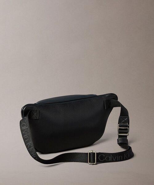 Calvin Klein(カルバン・クライン)の「クロスボディバッグ - ウェビングストラップウエストバッグ(ショルダーバッグ・メンズ・ブラック・FREE)」の2枚目の写真