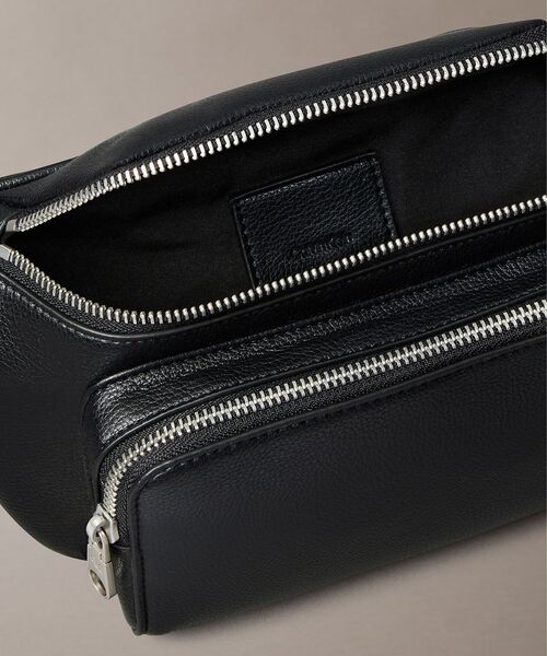 Calvin Klein(カルバン・クライン)の「クロスボディバッグ - ウェビングストラップウエストバッグ(ショルダーバッグ・メンズ・ブラック・FREE)」の3枚目の写真