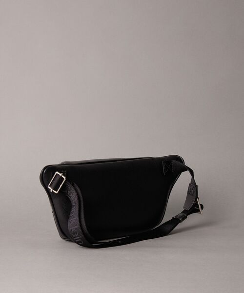 Calvin Klein(カルバン・クライン)の「クロスボディバッグ - ウェビングストラップウエストバッグ(ショルダーバッグ・メンズ・ブラック・FREE)」の7枚目の写真