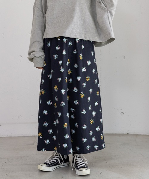 POU DOU DOU(プードゥドゥ)の「2wayフラワープリントドロストスカート(スカート・レディース・グレー/ネイビー・3)」の7枚目の写真