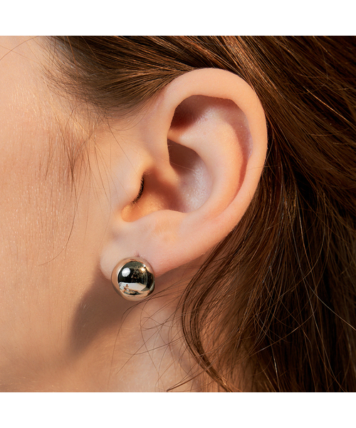HEI(ヘイ)の「dome post earring(ピアス(両耳用)・レディース・ホワイト/ゴールド・FREE)」の2枚目の写真