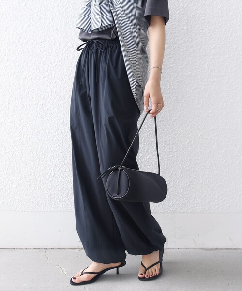 SHIPS(シップス)の「〈接触冷感 / 撥水加工〉TEXBRID(R) 裾 ドロスト パンツ(その他パンツ・レディース・ブラック/ブラウン・ONE SIZE)」の13枚目の写真