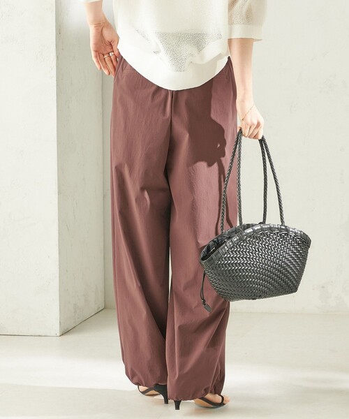 SHIPS(シップス)の「〈接触冷感 / 撥水加工〉TEXBRID(R) 裾 ドロスト パンツ(その他パンツ・レディース・ブラック/ブラウン・ONE SIZE)」の20枚目の写真