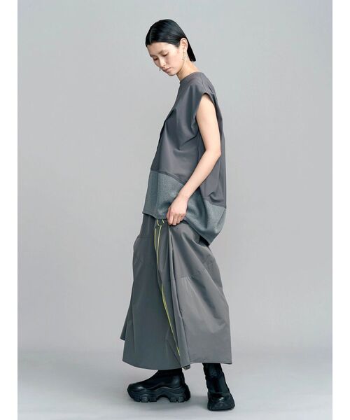 UN3D.（アンスリード）の「SIDE LINE TUCK SKIRT / サイドラインタックスカート（スカート・レディース・ブラック/グレー・38/36）」の17枚目の写真