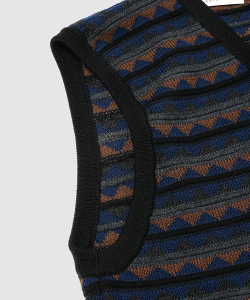 LEMAIRE(ルメール)の「V NECK JACQUARD VEST(ベスト・メンズ・ブラック・S/M)」の3枚目の写真