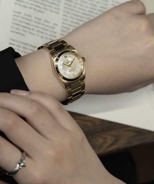 Vivienne Westwood(ヴィヴィアンウエストウッド)の「「Vivienne Westwood/ヴィヴィアン・ウエストウッド」タヴィストック - レディース シャンパン サンレイ ダイヤル & ゴールド ブレスレット(アナログ腕時計・レディース・ゴールド・28mm)」の2枚目の写真