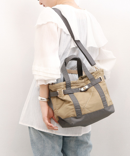 cache cache（カシュ カシュ）の「カシュカシュ cachecache / ヒネリ金具2wayナイロンキルティングトートM（トートバッグ・レディース・ベージュ/チョコ/ブラック・FREE）」の3枚目の写真