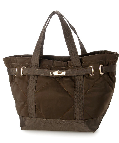 cache cache（カシュ カシュ）の「カシュカシュ cachecache / ヒネリ金具2wayナイロンキルティングトートM（トートバッグ・レディース・ベージュ/チョコ/ブラック・FREE）」の2枚目の写真