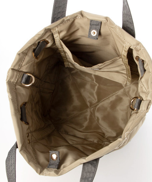 cache cache（カシュ カシュ）の「カシュカシュ cachecache / ヒネリ金具2wayナイロンキルティングトートM（トートバッグ・レディース・ベージュ/チョコ/ブラック・FREE）」の7枚目の写真