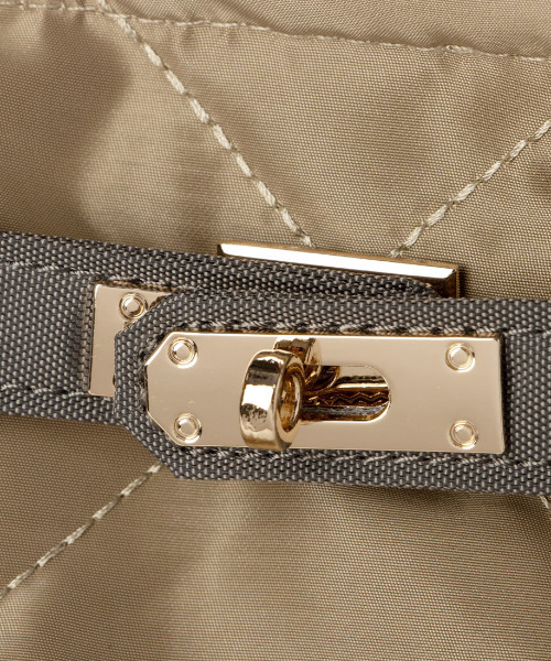cache cache（カシュ カシュ）の「カシュカシュ cachecache / ヒネリ金具2wayナイロンキルティングトートM（トートバッグ・レディース・ベージュ/チョコ/ブラック・FREE）」の6枚目の写真
