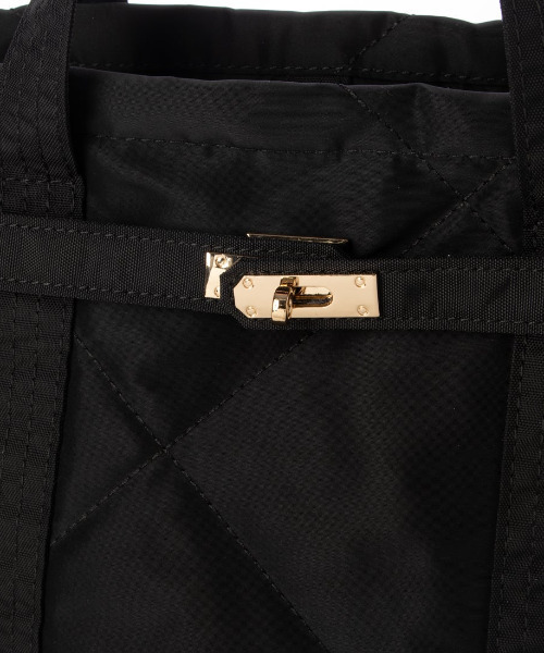 cache cache（カシュ カシュ）の「カシュカシュ cachecache / ヒネリ金具2wayナイロンキルティングトートM（トートバッグ・レディース・ベージュ/チョコ/ブラック・FREE）」の17枚目の写真