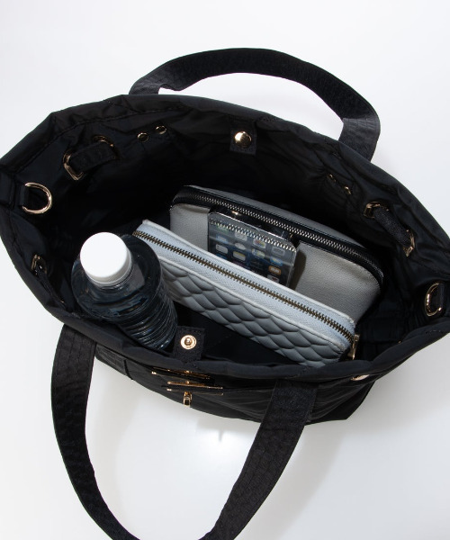 cache cache（カシュ カシュ）の「カシュカシュ cachecache / ヒネリ金具2wayナイロンキルティングトートM（トートバッグ・レディース・ベージュ/チョコ/ブラック・FREE）」の15枚目の写真