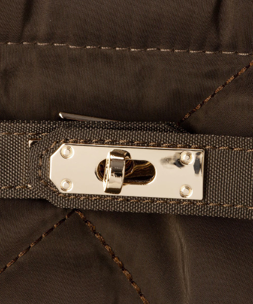 cache cache（カシュ カシュ）の「カシュカシュ cachecache / ヒネリ金具2wayナイロンキルティングトートM（トートバッグ・レディース・ベージュ/チョコ/ブラック・FREE）」の22枚目の写真