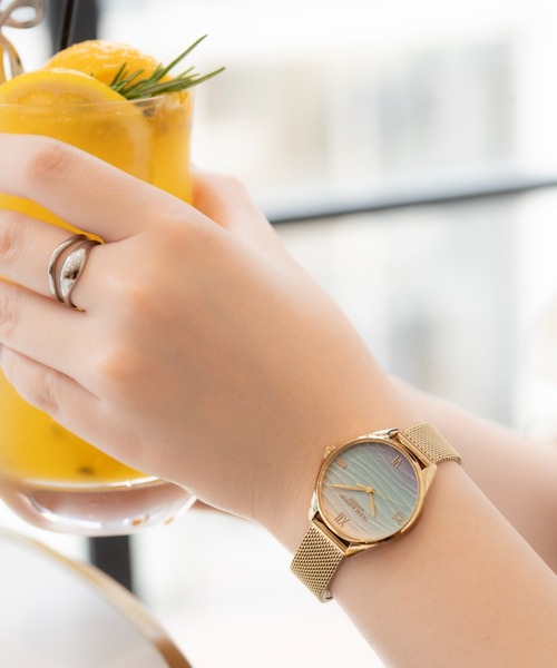 OLIVIA BURTON(オリビアバートン)の「「OLIVIA BURTON/オリビアバートン」シグネチャー - 30mm アジュール ゴールド メッシュ(アナログ腕時計・レディース・イエローゴールド・30mm)」の5枚目の写真