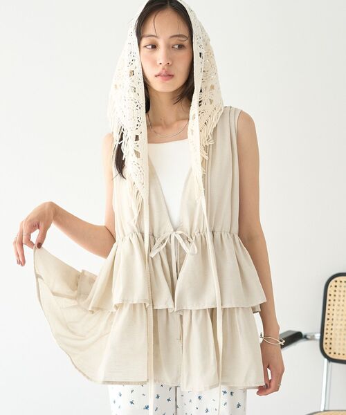 earth music&ecology(アースミュージックアンドエコロジー)の「フリルティアードベスト(ベスト・レディース・ブラック/ベージュ・FREE)」の7枚目の写真