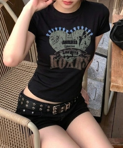 lilful(リルフル)の「【26年春夏新作】グラフィックロゴコンパクト半袖Tシャツ(Tシャツ/カットソー・レディース・グレー/ブラック・F)」の2枚目の写真