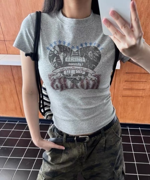 lilful(リルフル)の「【26年春夏新作】グラフィックロゴコンパクト半袖Tシャツ(Tシャツ/カットソー・レディース・グレー/ブラック・F)」の4枚目の写真