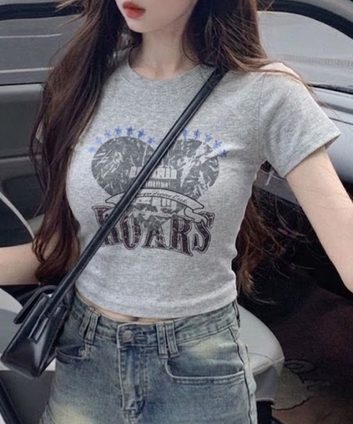 lilful(リルフル)の「【26年春夏新作】グラフィックロゴコンパクト半袖Tシャツ(Tシャツ/カットソー・レディース・グレー/ブラック・F)」の9枚目の写真