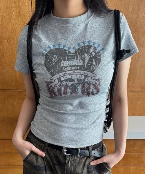 lilful(リルフル)の「【26年春夏新作】グラフィックロゴコンパクト半袖Tシャツ(Tシャツ/カットソー・レディース・グレー/ブラック・F)」の8枚目の写真