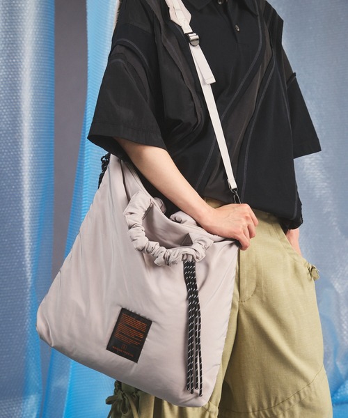 MAISON SPECIAL(メゾンスペシャル)の「《UNISEX》【THEATRE PRODUCTS】Collaboration Multiway Puffer Tote Bag/シアタープロダクツコラボレーションマルチウェイパファートートバッグ【MAISON SPECIAL/メゾンスペシャル】(ショルダーバッグ・メンズ・グレイッシュベージュ/ブラック・FREE)」の1枚目の写真