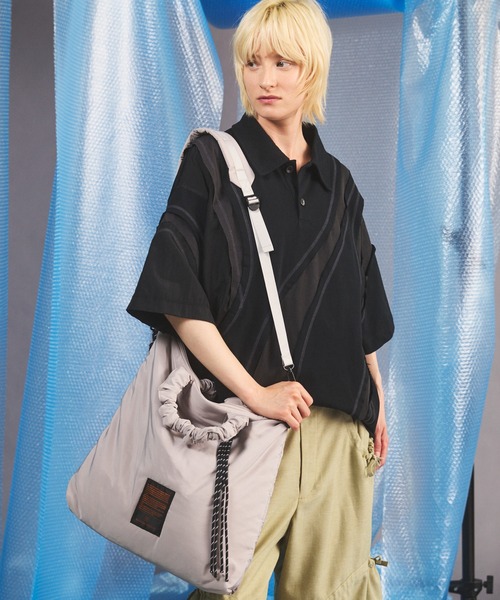 MAISON SPECIAL(メゾンスペシャル)の「《UNISEX》【THEATRE PRODUCTS】Collaboration Multiway Puffer Tote Bag/シアタープロダクツコラボレーションマルチウェイパファートートバッグ【MAISON SPECIAL/メゾンスペシャル】(ショルダーバッグ・メンズ・グレイッシュベージュ/ブラック・FREE)」の5枚目の写真