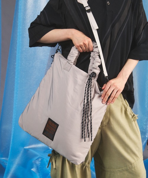 MAISON SPECIAL(メゾンスペシャル)の「《UNISEX》【THEATRE PRODUCTS】Collaboration Multiway Puffer Tote Bag/シアタープロダクツコラボレーションマルチウェイパファートートバッグ【MAISON SPECIAL/メゾンスペシャル】(ショルダーバッグ・メンズ・グレイッシュベージュ/ブラック・FREE)」の6枚目の写真