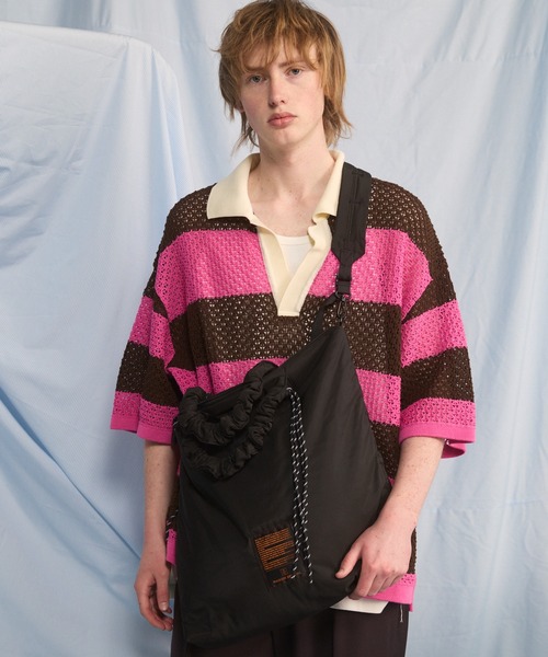 MAISON SPECIAL(メゾンスペシャル)の「《UNISEX》【THEATRE PRODUCTS】Collaboration Multiway Puffer Tote Bag/シアタープロダクツコラボレーションマルチウェイパファートートバッグ【MAISON SPECIAL/メゾンスペシャル】(ショルダーバッグ・メンズ・グレイッシュベージュ/ブラック・FREE)」の3枚目の写真