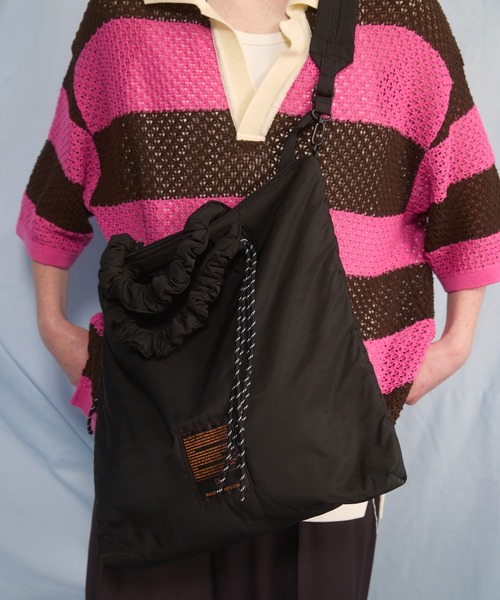 MAISON SPECIAL(メゾンスペシャル)の「《UNISEX》【THEATRE PRODUCTS】Collaboration Multiway Puffer Tote Bag/シアタープロダクツコラボレーションマルチウェイパファートートバッグ【MAISON SPECIAL/メゾンスペシャル】(ショルダーバッグ・メンズ・グレイッシュベージュ/ブラック・FREE)」の4枚目の写真