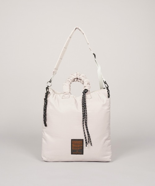 MAISON SPECIAL(メゾンスペシャル)の「《UNISEX》【THEATRE PRODUCTS】Collaboration Multiway Puffer Tote Bag/シアタープロダクツコラボレーションマルチウェイパファートートバッグ【MAISON SPECIAL/メゾンスペシャル】(ショルダーバッグ・メンズ・グレイッシュベージュ/ブラック・FREE)」の7枚目の写真