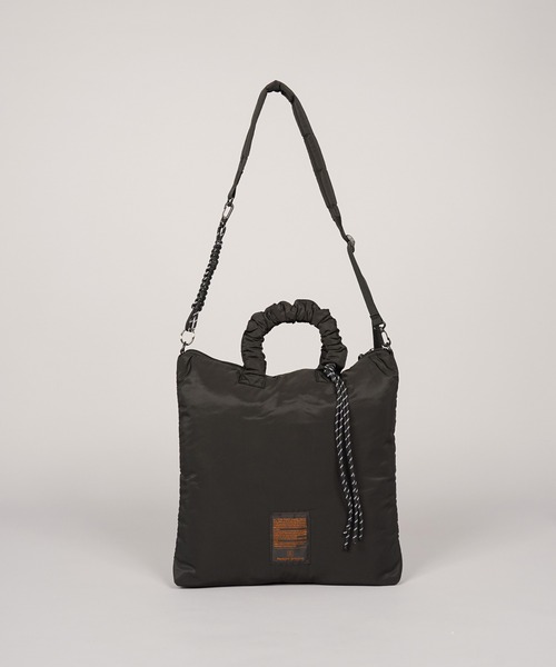 MAISON SPECIAL(メゾンスペシャル)の「《UNISEX》【THEATRE PRODUCTS】Collaboration Multiway Puffer Tote Bag/シアタープロダクツコラボレーションマルチウェイパファートートバッグ【MAISON SPECIAL/メゾンスペシャル】(ショルダーバッグ・メンズ・グレイッシュベージュ/ブラック・FREE)」の8枚目の写真