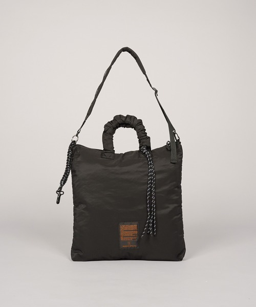 MAISON SPECIAL(メゾンスペシャル)の「《UNISEX》【THEATRE PRODUCTS】Collaboration Multiway Puffer Tote Bag/シアタープロダクツコラボレーションマルチウェイパファートートバッグ【MAISON SPECIAL/メゾンスペシャル】(ショルダーバッグ・メンズ・グレイッシュベージュ/ブラック・FREE)」の9枚目の写真