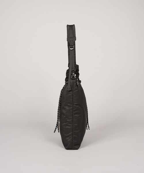 MAISON SPECIAL(メゾンスペシャル)の「《UNISEX》【THEATRE PRODUCTS】Collaboration Multiway Puffer Tote Bag/シアタープロダクツコラボレーションマルチウェイパファートートバッグ【MAISON SPECIAL/メゾンスペシャル】(ショルダーバッグ・メンズ・グレイッシュベージュ/ブラック・FREE)」の10枚目の写真