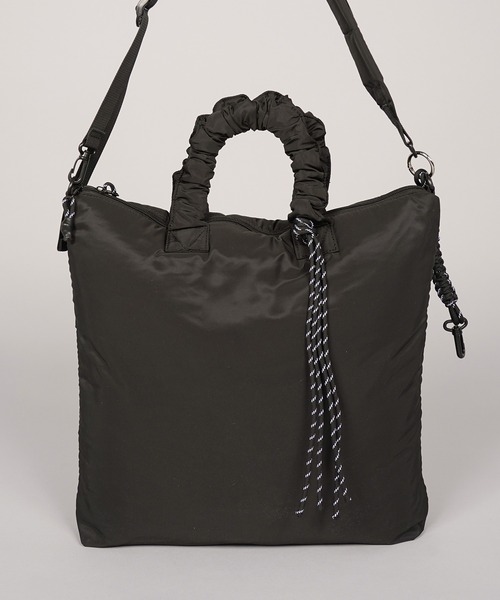 MAISON SPECIAL(メゾンスペシャル)の「《UNISEX》【THEATRE PRODUCTS】Collaboration Multiway Puffer Tote Bag/シアタープロダクツコラボレーションマルチウェイパファートートバッグ【MAISON SPECIAL/メゾンスペシャル】(ショルダーバッグ・メンズ・グレイッシュベージュ/ブラック・FREE)」の15枚目の写真