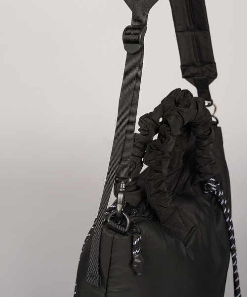 MAISON SPECIAL(メゾンスペシャル)の「《UNISEX》【THEATRE PRODUCTS】Collaboration Multiway Puffer Tote Bag/シアタープロダクツコラボレーションマルチウェイパファートートバッグ【MAISON SPECIAL/メゾンスペシャル】(ショルダーバッグ・メンズ・グレイッシュベージュ/ブラック・FREE)」の16枚目の写真