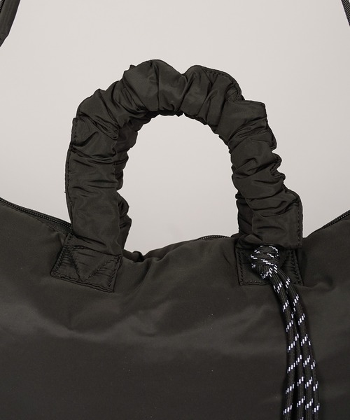 MAISON SPECIAL(メゾンスペシャル)の「《UNISEX》【THEATRE PRODUCTS】Collaboration Multiway Puffer Tote Bag/シアタープロダクツコラボレーションマルチウェイパファートートバッグ【MAISON SPECIAL/メゾンスペシャル】(ショルダーバッグ・メンズ・グレイッシュベージュ/ブラック・FREE)」の17枚目の写真