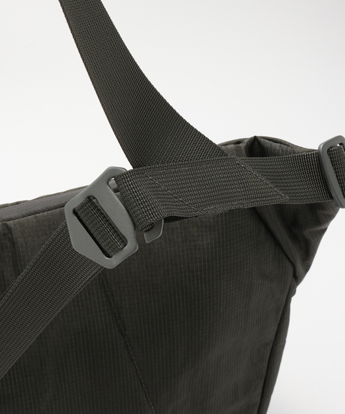 SEALSON(シールソン)の「SEALSON / シールソン M3 CROSSBODY BAG GRAVEL GREY(ショルダーバッグ・メンズ・チャコールグレー・FREE)」の5枚目の写真