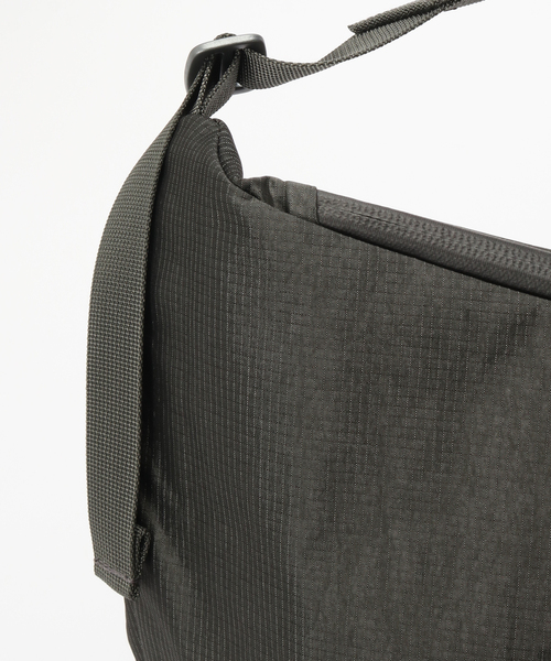 SEALSON(シールソン)の「SEALSON / シールソン M3 CROSSBODY BAG GRAVEL GREY(ショルダーバッグ・メンズ・チャコールグレー・FREE)」の6枚目の写真