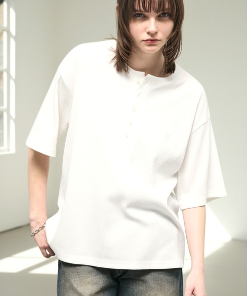 Alfred Alex(アルフレッドアレックス)の「【Alfred Alex】Refined Rib Regular Fit Henley Tee / テレコリブ レギュラーフィット ヘンリーネックTシャツ(Tシャツ/カットソー・メンズ・ブラック/チャコール/グレー/カーキブラウン/オフホワイト・L/M)」の2枚目の写真