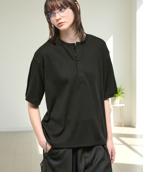 Alfred Alex(アルフレッドアレックス)の「【Alfred Alex】Refined Rib Regular Fit Henley Tee / テレコリブ レギュラーフィット ヘンリーネックTシャツ(Tシャツ/カットソー・メンズ・ブラック/チャコール/グレー/カーキブラウン/オフホワイト・L/M)」の1枚目の写真