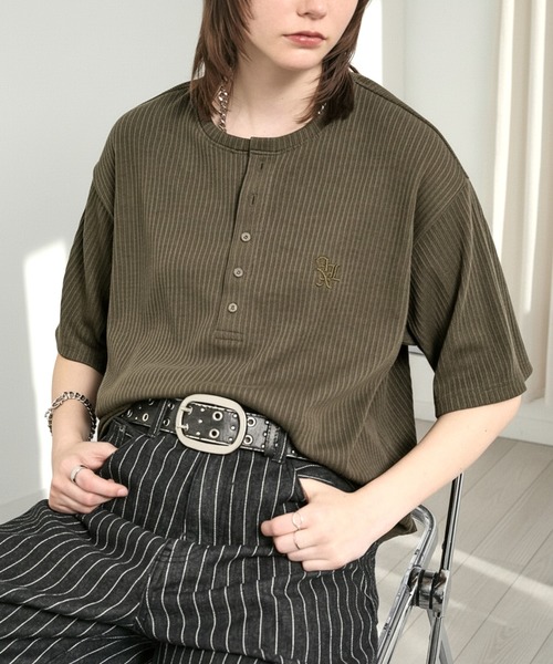 Alfred Alex(アルフレッドアレックス)の「【Alfred Alex】Refined Rib Regular Fit Henley Tee / テレコリブ レギュラーフィット ヘンリーネックTシャツ(Tシャツ/カットソー・メンズ・ブラック/チャコール/グレー/カーキブラウン/オフホワイト・L/M)」の5枚目の写真