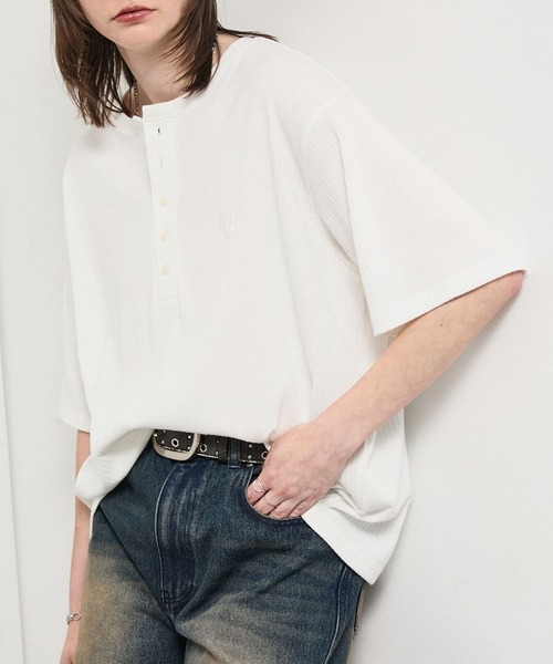 Alfred Alex(アルフレッドアレックス)の「【Alfred Alex】Refined Rib Regular Fit Henley Tee / テレコリブ レギュラーフィット ヘンリーネックTシャツ(Tシャツ/カットソー・メンズ・ブラック/チャコール/グレー/カーキブラウン/オフホワイト・L/M)」の7枚目の写真