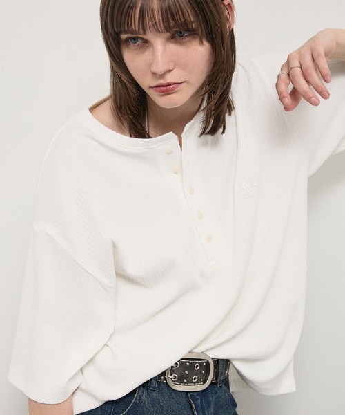 Alfred Alex(アルフレッドアレックス)の「【Alfred Alex】Refined Rib Regular Fit Henley Tee / テレコリブ レギュラーフィット ヘンリーネックTシャツ(Tシャツ/カットソー・メンズ・ブラック/チャコール/グレー/カーキブラウン/オフホワイト・L/M)」の8枚目の写真