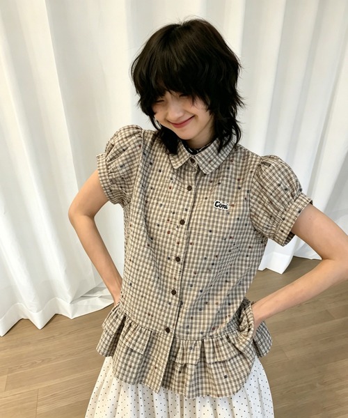 GEMEDA（ジェメダ）の「チェック柄シャーリングペプラムブラウス／フリル半袖トップス（シャツ/ブラウス・レディース・ブルー/ベージュ・M）」の14枚目の写真