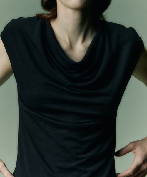 IRIS47(イリスフォーセブン)の「【IRIS 47】veiled tops/ヴェイルド トップス(Tシャツ/カットソー・レディース・ブラック/ホワイト・FREE)」の1枚目の写真