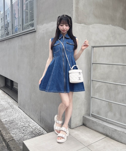 INGNI(イング)の「合皮切替デニムノースリワンピース(ワンピース・レディース・ネイビー系5/ブルー系5・M)」の11枚目の写真
