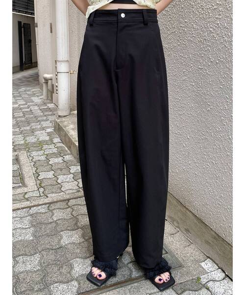 MURUA(ムルーア)の「ベーシックバレルレッグパンツ(その他パンツ・レディース・ブラック/アイボリー/ブラウン・1/2)」の2枚目の写真