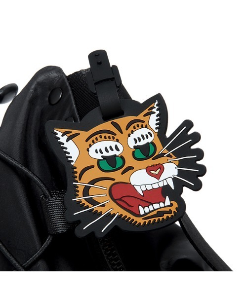 Onitsuka Tiger(オニツカタイガー)の「PRINTED MESSENGER BAG / プリンテッドメッセンジャーバッグ(ショルダーバッグ・レディース・ブラック・OS)」の2枚目の写真
