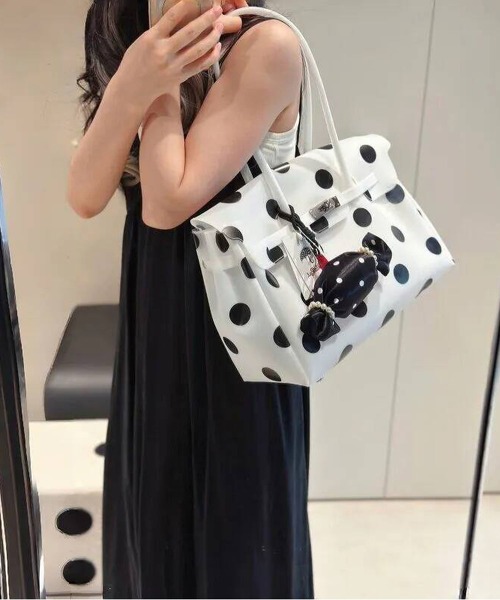 LA VORAGINE(ラ ヴォラジネ)の「ジェリートートバッグjelly bag(トートバッグ・レディース・ブルー/Black/ブラック系・M)」の5枚目の写真